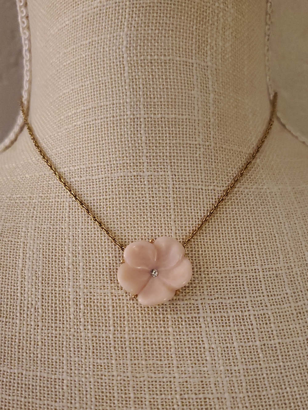 Vintage AVON 1978 Pink Lotus Blossom Lucite Flower Gold Tone Necklace